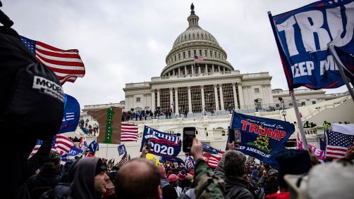 partidários de Trump invadem o Capitólio dos EUA em 6 de janeiro de 2021 em um esforço para interromper a ratificação da vitória do presidente Joe Biden nas eleições de 2020
