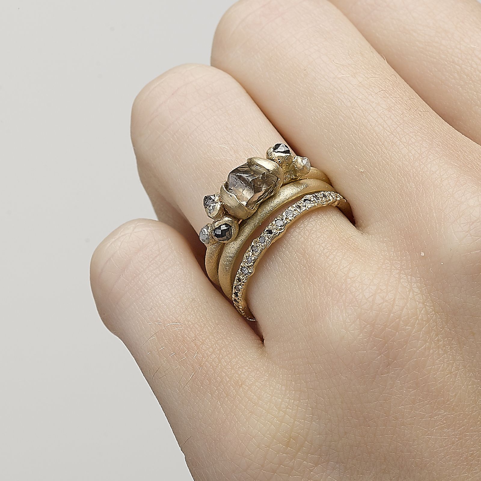 "A natureza pode criar algo que é tão perfeito por si só", disse a designer Ruth Tomlinson sobre os diamantes brutos / Cortesia Ruth Tomlinson