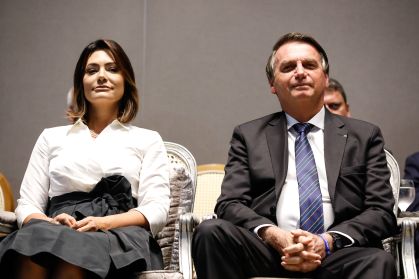 Ex-presidente Jair Bolsonaro ao lado da esposa, Michelle