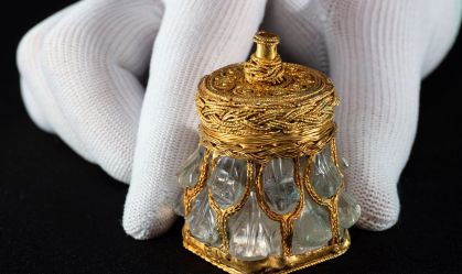 Antiga jarra de quartzo transparente tem beleza revelada, mas guarda segredos