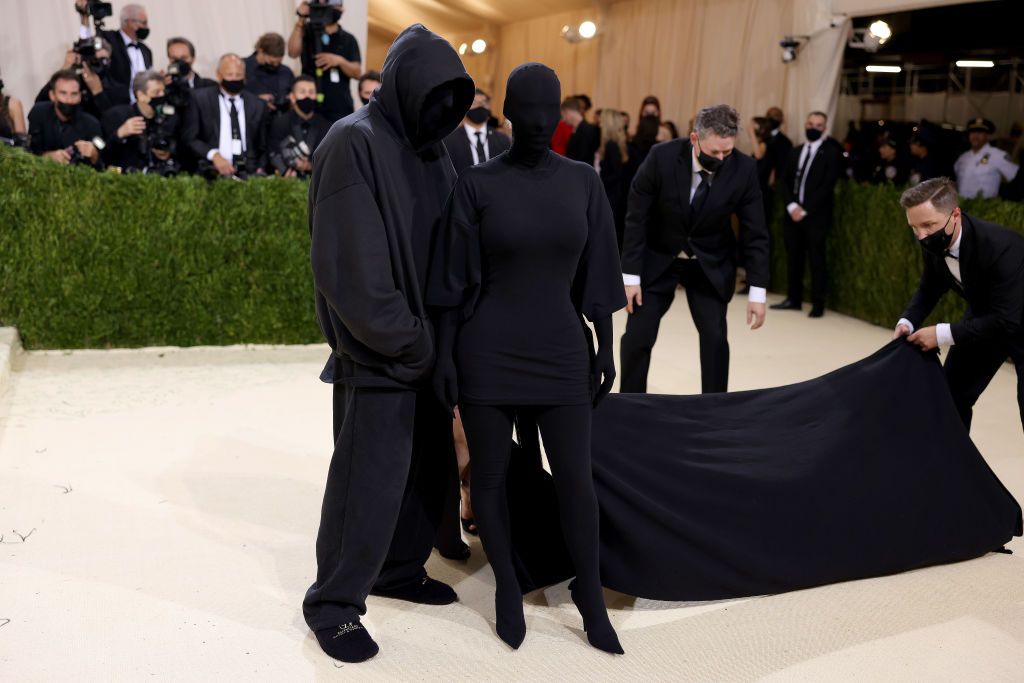 Demna Gvasalia e Kim Kardashian surgiram no Met Gala, em setembro, com seus rostos totalmente escondidos / WireImage
