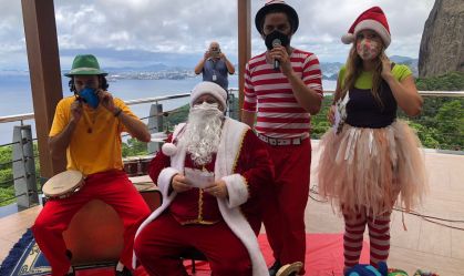 Papai Noel visita Pão de Açúcar em trenó improvisado na cidade do Rio de Janeiro