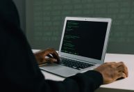 Hackers russos causaram maioria dos casos de ransomware em 2021, dizem EUA