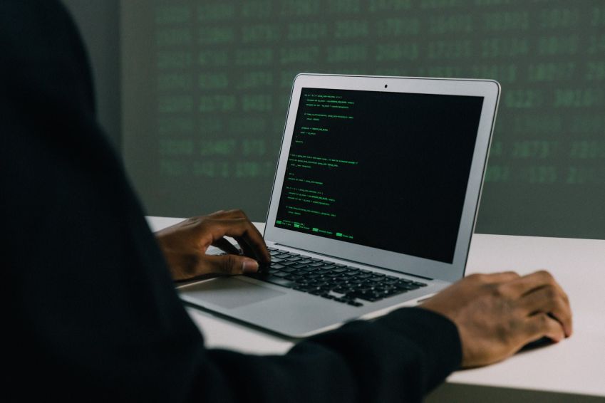 Ataque afetou milhares de dispositivos e pode levar anos para ser restaurado / Mati Mango / Pexels