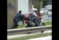 Vídeo mostra homem algemado a moto da polícia em São Paulo