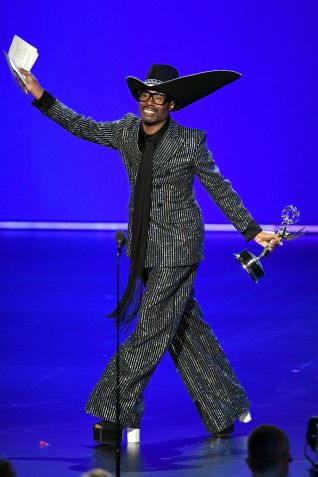 O astro Billy Porter, de "Pose", recebendo prêmio no palco do Emmy, em 2019 / Getty Images