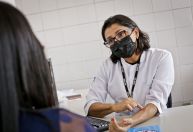Entenda como a linguagem que você utiliza pode reduzir o estigma sobre o HIV