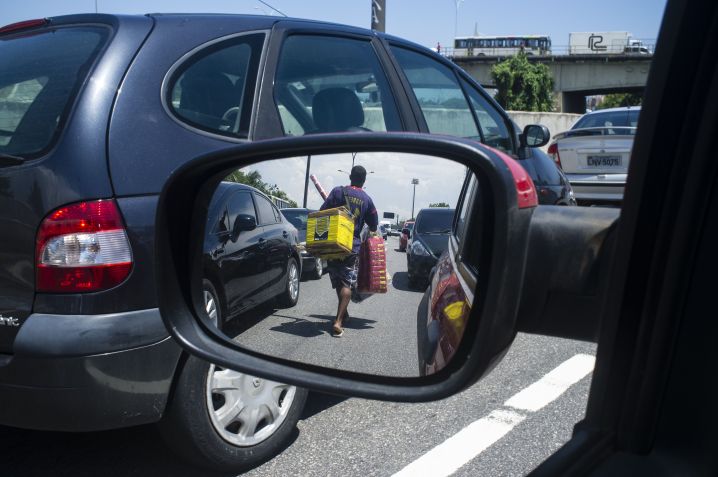 Trabalhador informal no Rio de Janeiro / Ricardo Funari/Brazil Photos/LightRocket via Getty Images