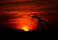 Com petróleo acima de US$ 100, agência internacional vai liberar 60 mi de barris