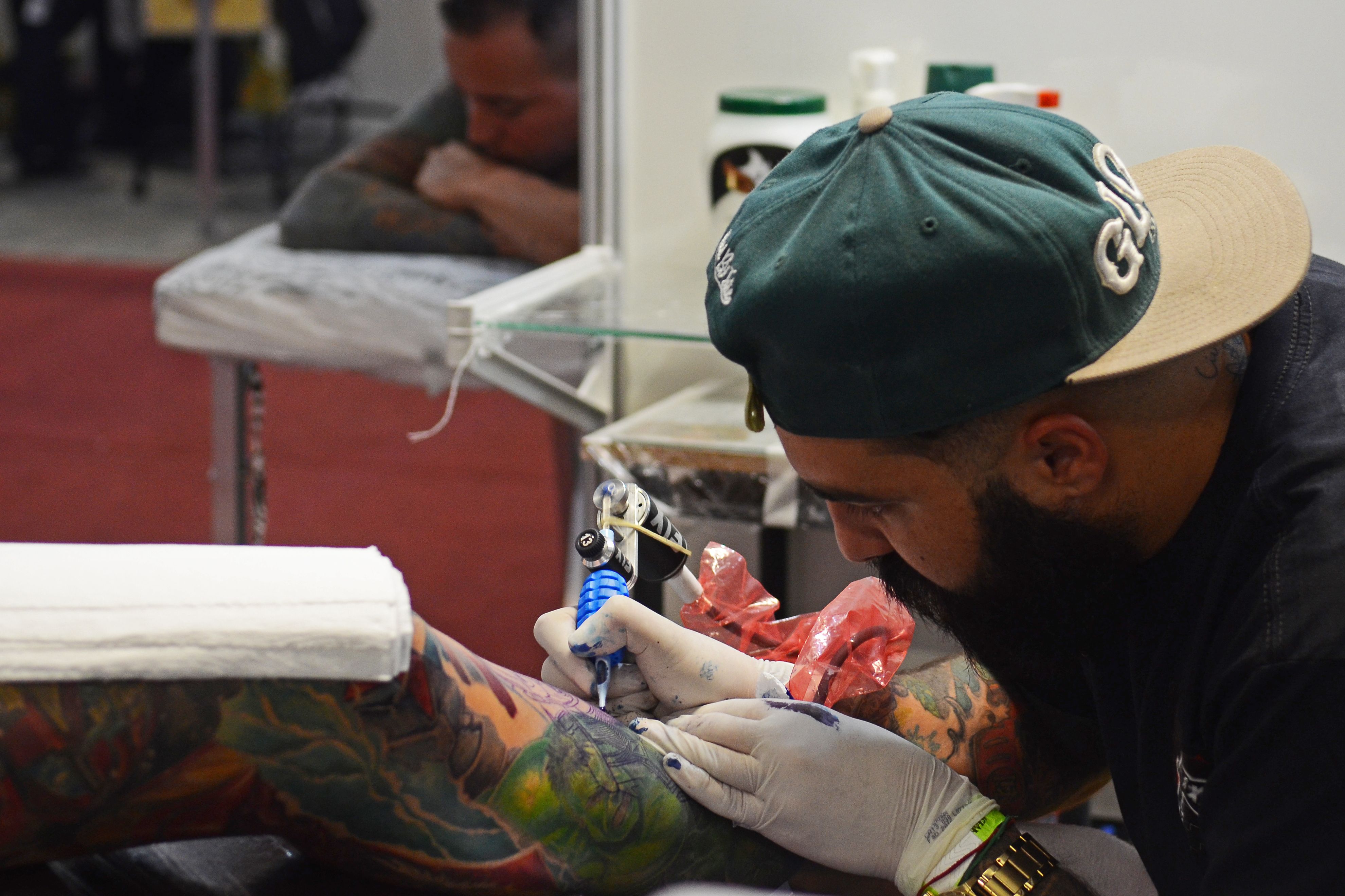 Tatuador fazendo aplicação durante Tattoo Week