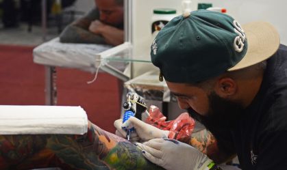 Tatuagem não pode ser relacionada ao câncer, mas aplicação segura depende de assepsia