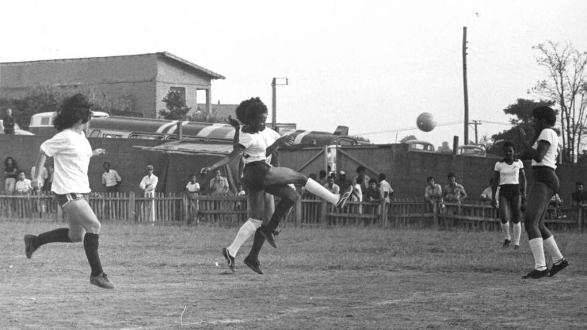 Lance da partida entre as equipes do A.A. Corinthians e G.E. Black Power de em campo de várzea da cidade de São Paulo em 18 de abril de 1976 / Estadão Conteúdo