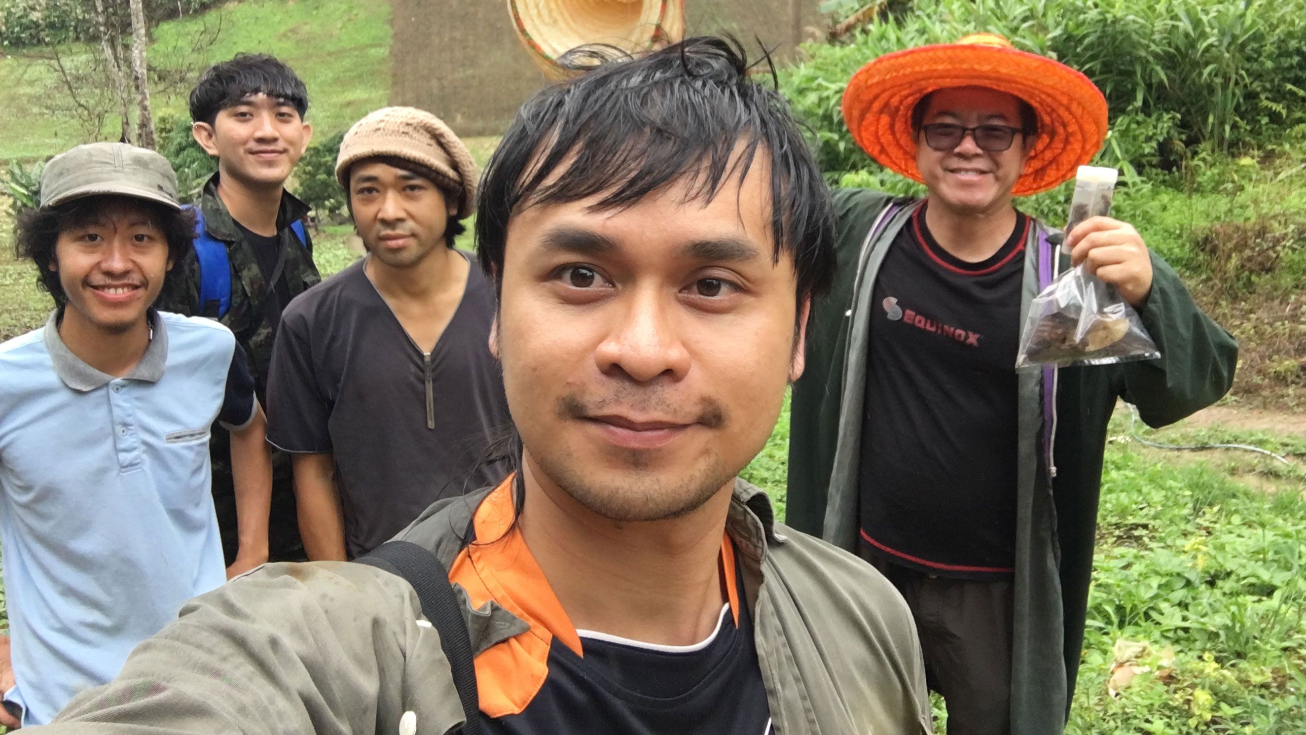 Narin Chomphuphuang, ao centro, tira uma foto da equipe de pesquisa. O youtuber JoCho Sippawat é o que está à esquerda — vestindo azul claro. / Imagem/Narin Chomphuphuang