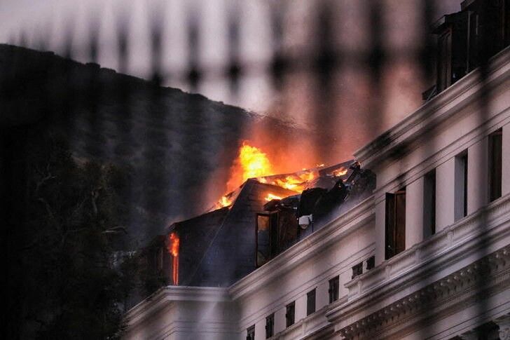 Incêndio no edifício do Parlamento da África do Sul