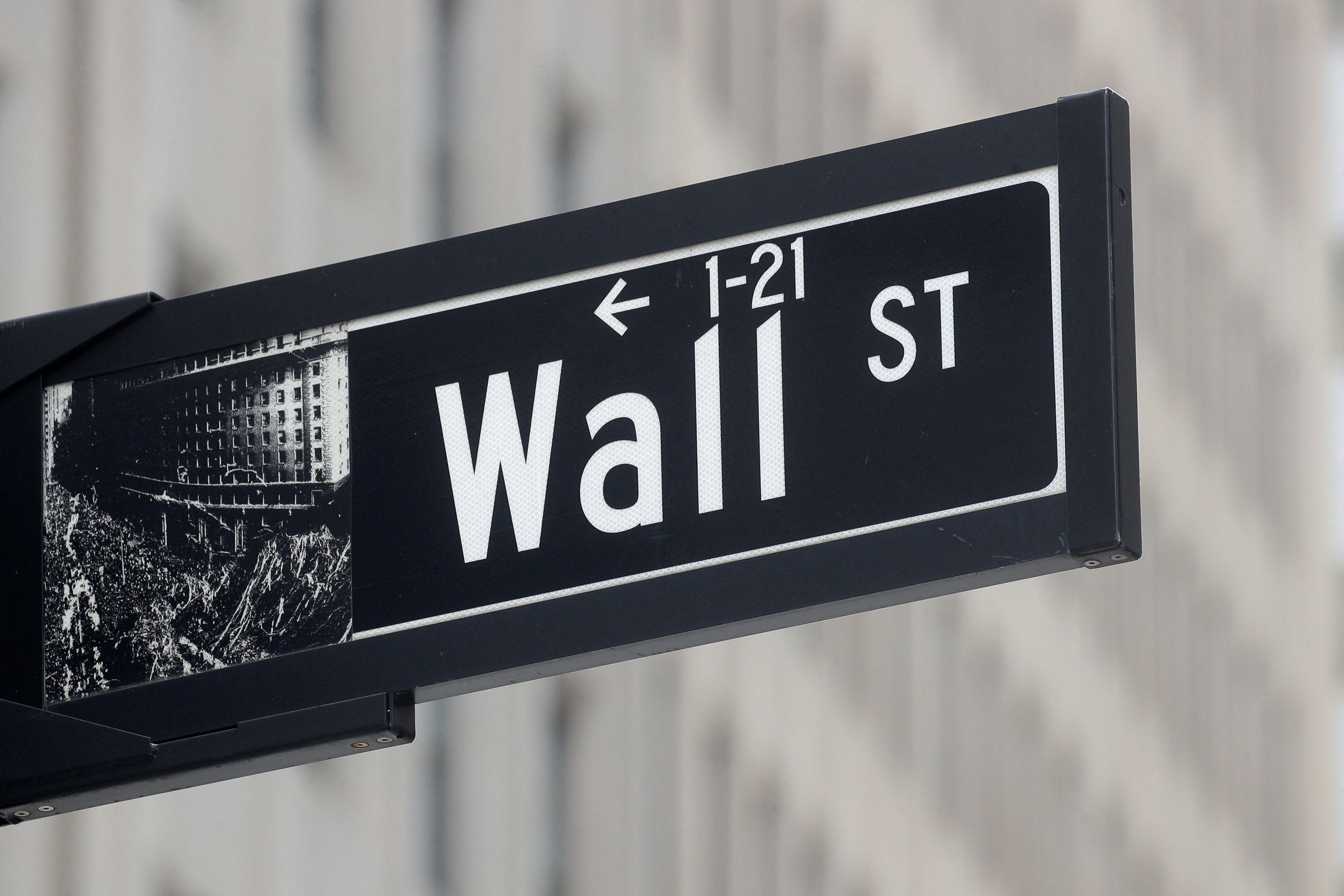 Placa sinaliza Wall Street, em Nova York