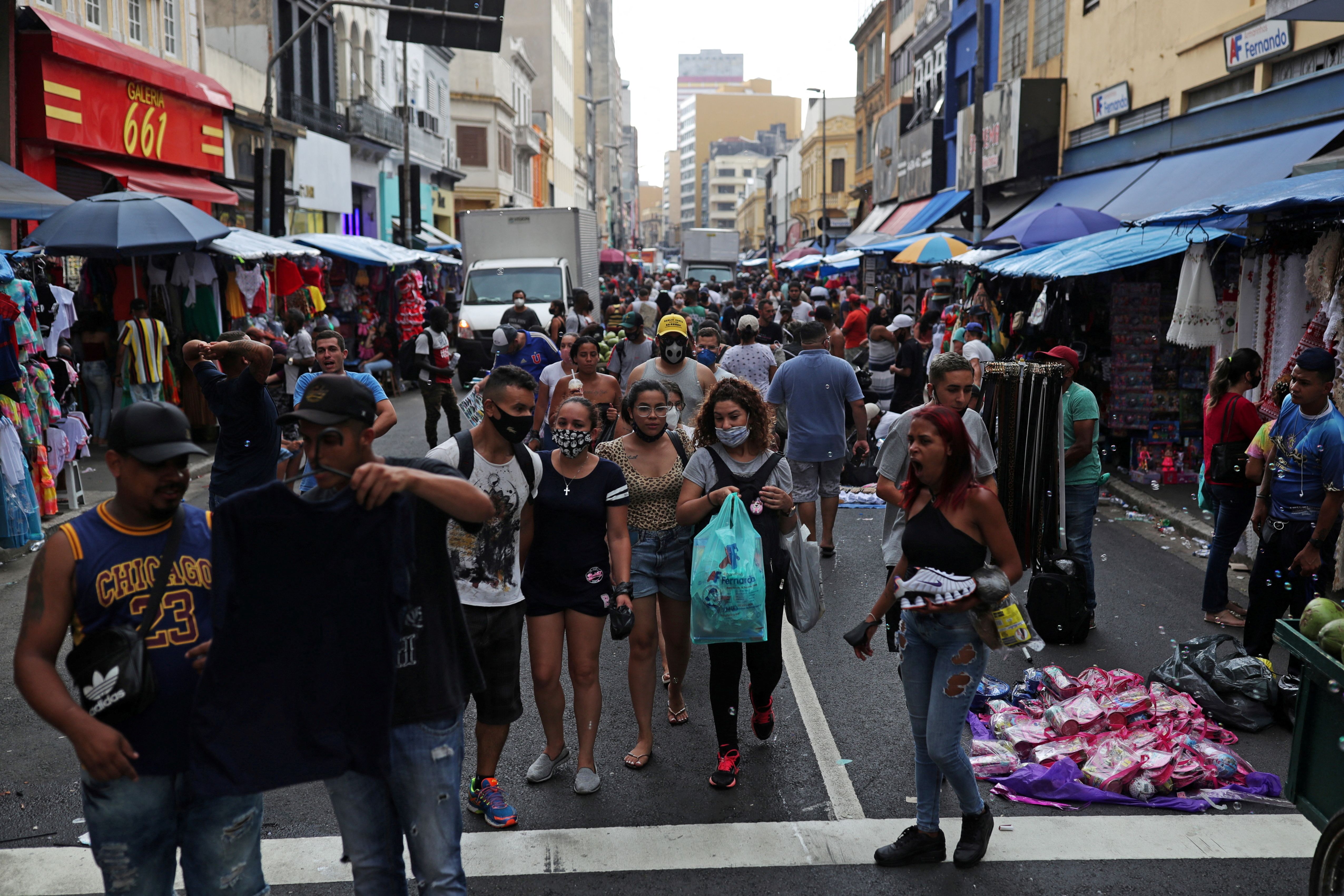 Pessoas caminham na rua 25 de Março em São Paulo