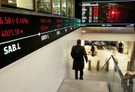 Bolsas da Europa ensaiam recuperação puxadas por ações de montadoras e bancos