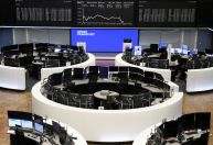 Ações saltam na Europa e fecham semana no positivo