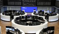 Petróleo sobe 7% e Brent volta a custar US$ 100 com baixo fluxo em Ormuz