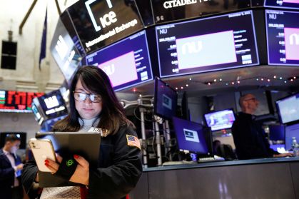 Investidora no salão da Bolsa de Valores de Nova York
