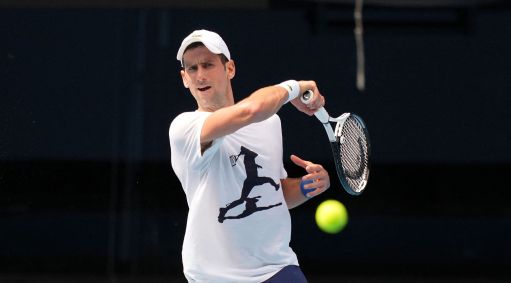 Novak Djokovic treina para o Aberto da Austrália em Melbourne Park