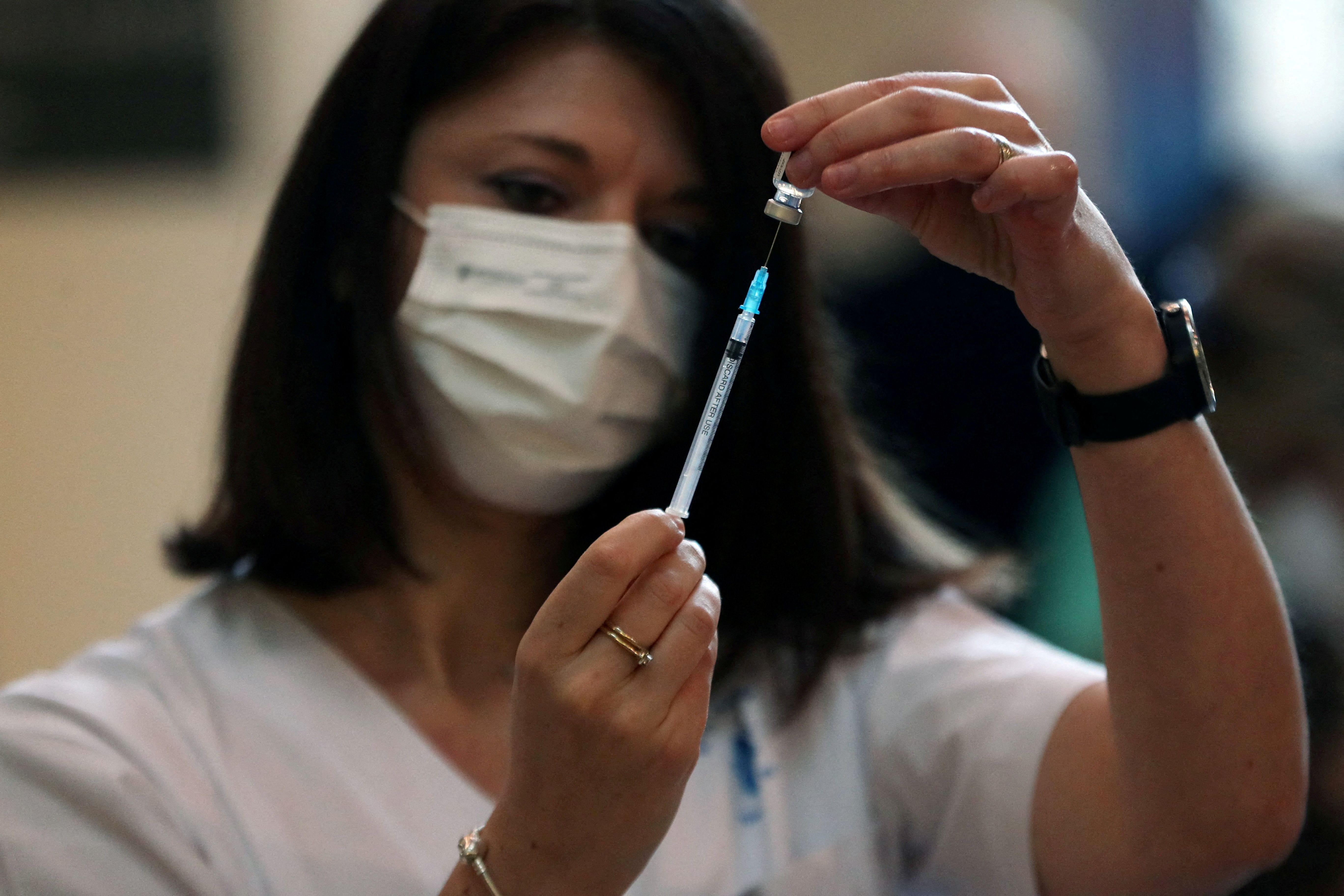 Profissional de saúde prepara dose de vacina contra Covid-19 para aplicação em hospital em Tel Aviv