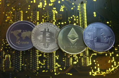 Representações das moedas virtuais Ripple, Bitcoin, Etherum e Litecoin em foto de ilustração