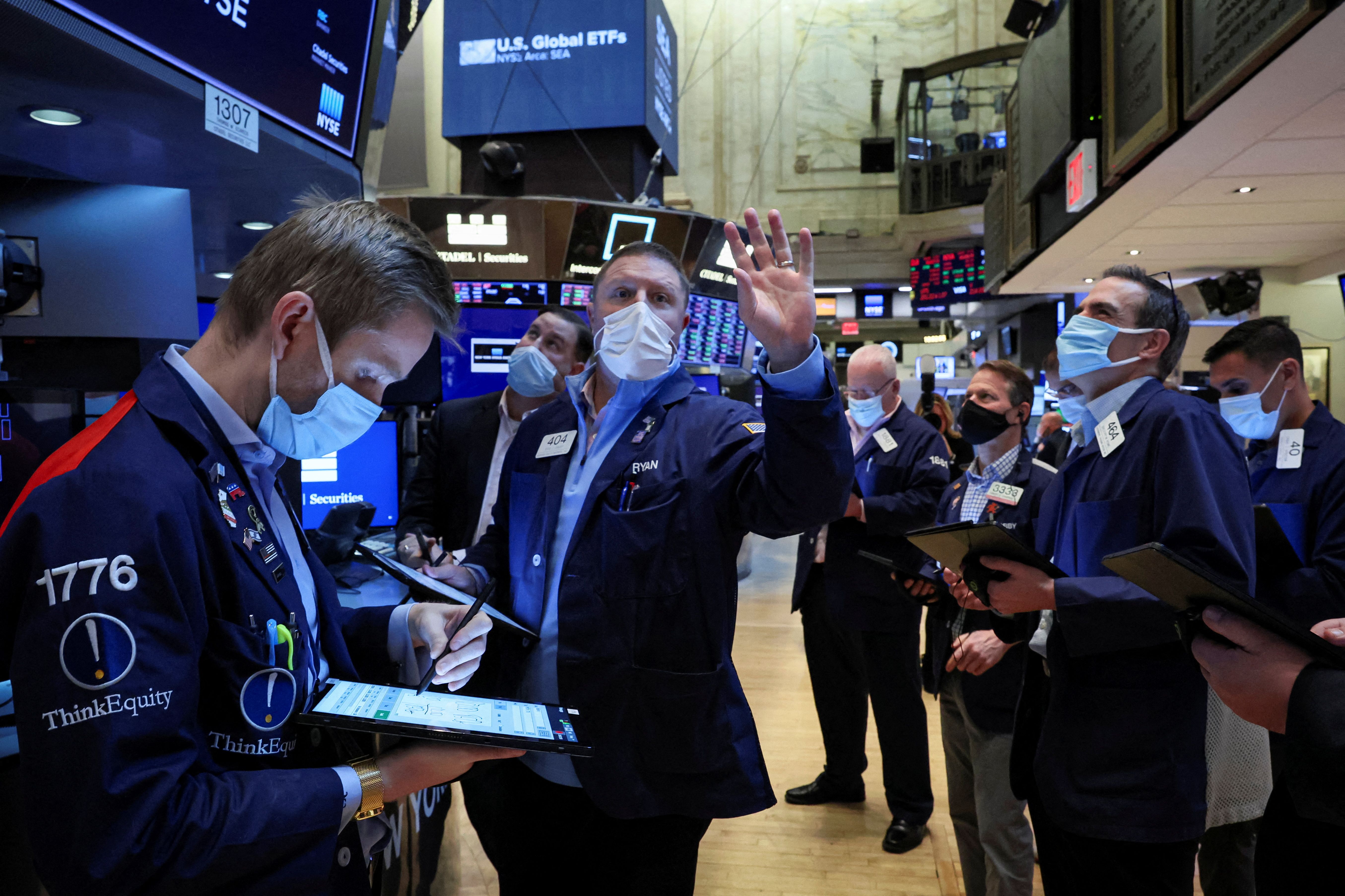 Operadores trabalham no salão da Bolsa de Valores de Nova York