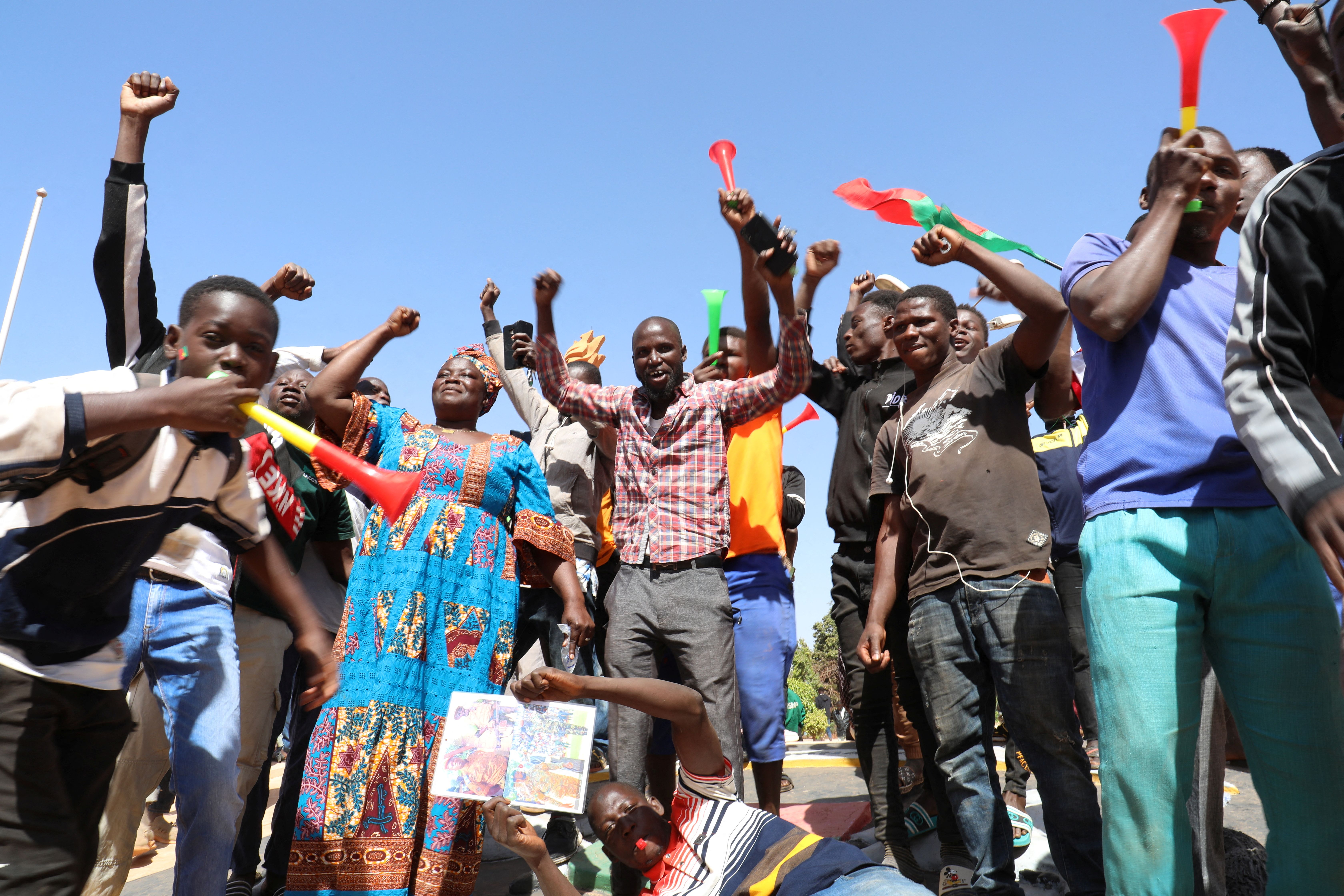 Multidão em Ouagadougou comemora golpe em Burkina Faso