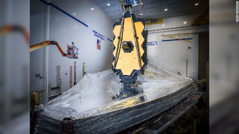 Esta é a aparência do escudo solar do telescópio Webb quando está completamente implantada. Equipes testaram esse difícil processo na Terra um ano antes do lançamento. / Nasa