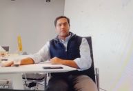 CEO que demitiu 900 via Zoom volta de licença após “refletir sobre liderança”