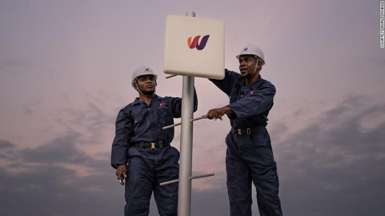 Trabalhadores instalando um ponto ‘nó’ da World Mobile em meio a construção de sua rede híbrida solo-ar Divulgação/Wold Mobile