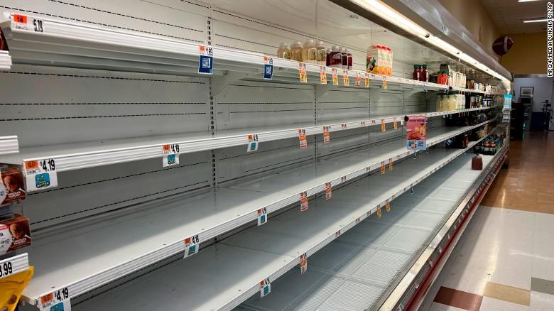 Prateleiras vazias no supermercado Giant, em 9 janeiro de 2022, na Virgínia. / mpi34