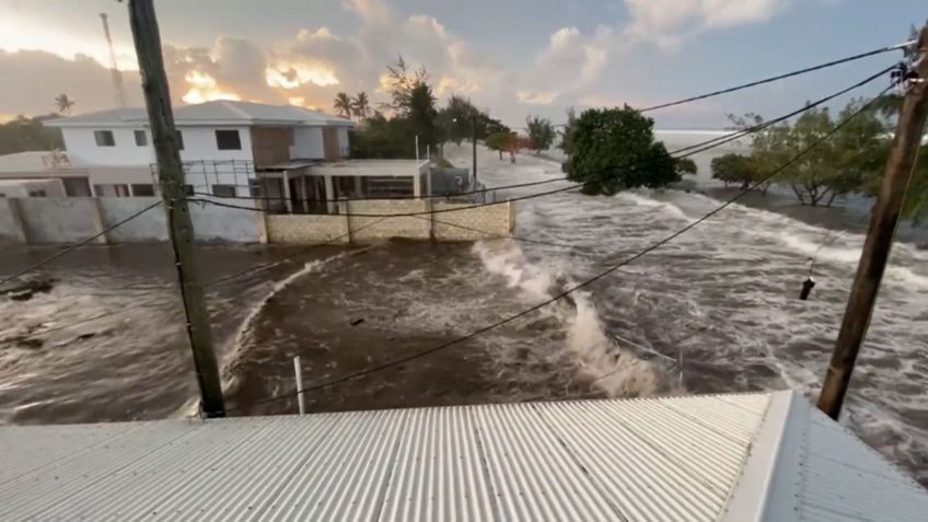 Capital de Tonga foi atingida por tsunami apos erupção / Twitter/Sakak Moana