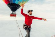 Caminhando sobre as nuvens, brasileiro quebra recorde mundial de slackline