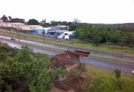 Forte chuva abre cratera em avenida de Bauru (SP)