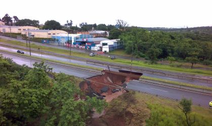 Forte chuva abre cratera em avenida de Bauru (SP)