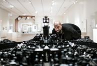 Conheça o escultor de Lego que construiu um “universo negro”