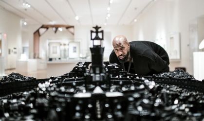Conheça o escultor de Lego que está construindo um "universo negro"