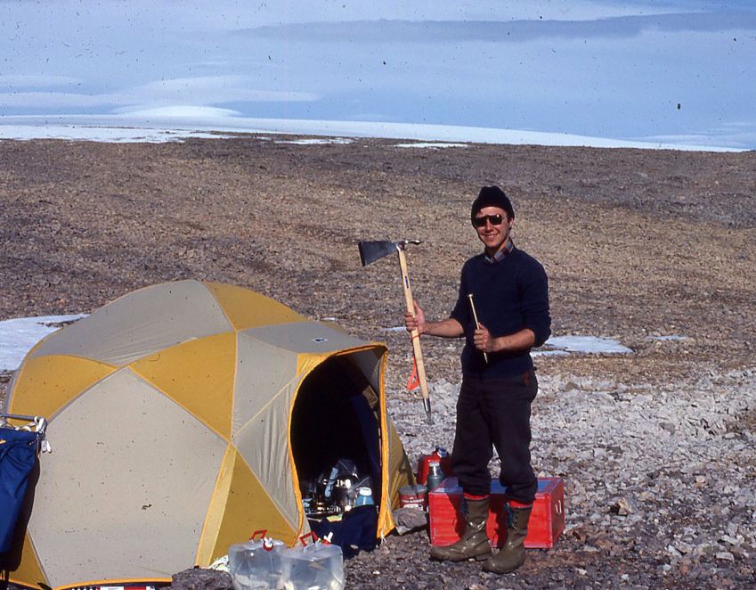 Andrew Knoll, em Spitsbergen, onde fez algumas de suas descobertas mais importantes / Arquivo pessoal