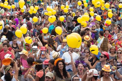 Foliões no bloco de rua Bicho Maluco Beleza na Av. Pedro Alvares Cabral, no Ibirapuera, zona sul de São Paulo, no fim de semana que antecedeu o carnaval de 2016.