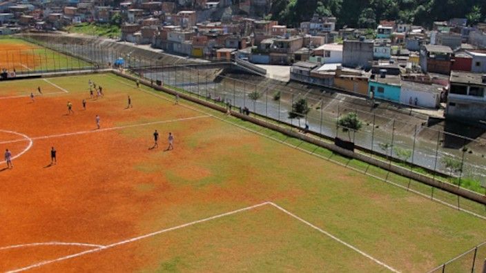 Campo do time de várzea Codó em Guaianazes, ao lado do rio Itaquera, na zona leste de São Paulo, em 2011