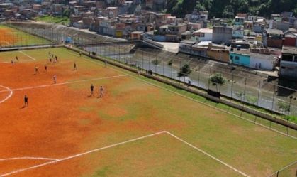 Campo do time de várzea Codó em Guaianazes, ao lado do rio Itaquera, na zona leste de São Paulo, em 2011