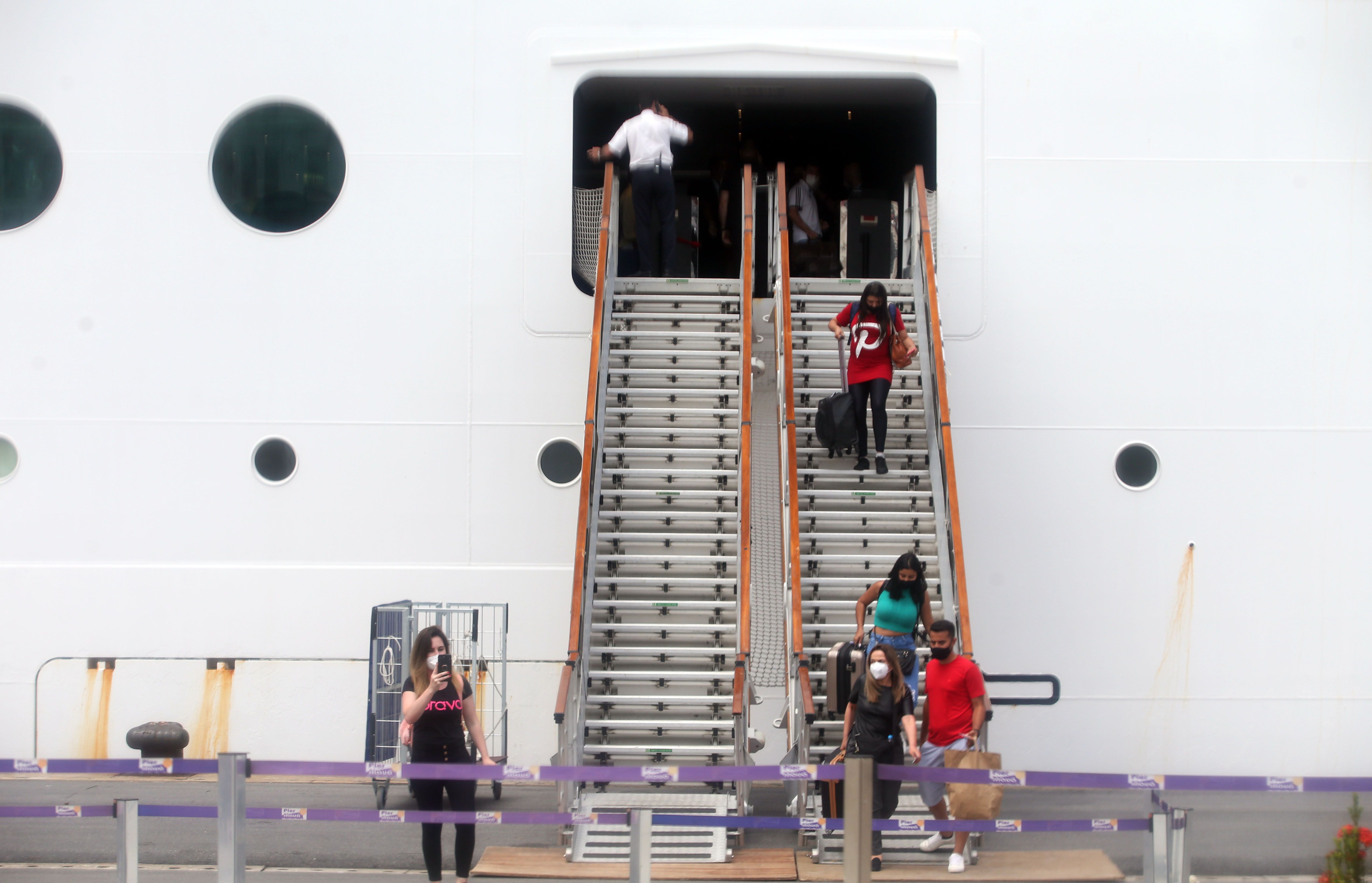 Navio com cerca de 20 casos de covid chega ao Rio; é o 3º com registro de surto