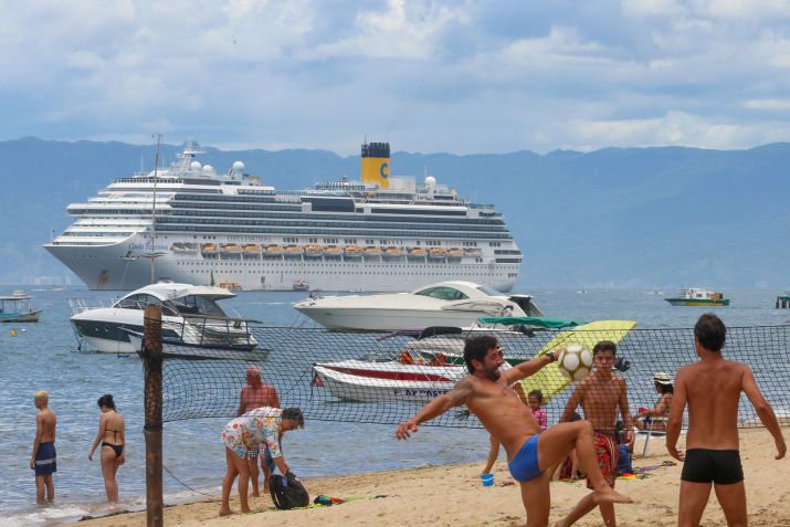 Desembarque de turistas do cruzeiro Costa Fascinosa no píer da Vila, em Ilhabela (SP) / Evelson de Freitas/Estadão Conteúdo