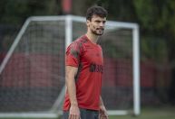 Infecção mantém Rodrigo Caio, do Flamengo, internado depois de operação no joelho