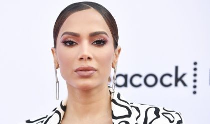 Surfando a onda do pop de influência oitentista, Anitta lança novo clipe