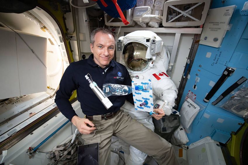 O astronauta canadiano David Saint-Jacques recolheu amostras de respiração, ar ambiente e sangue durante o seu voo espacial entre 2018 e 2019 / Anne Macclain/Nasa
