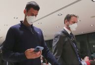 Após Justiça rejeitar recurso, Novak Djokovic deixa a Austrália