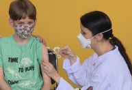 Prefeitura de São Paulo aumenta intervalo entre doses da Coronavac para crianças